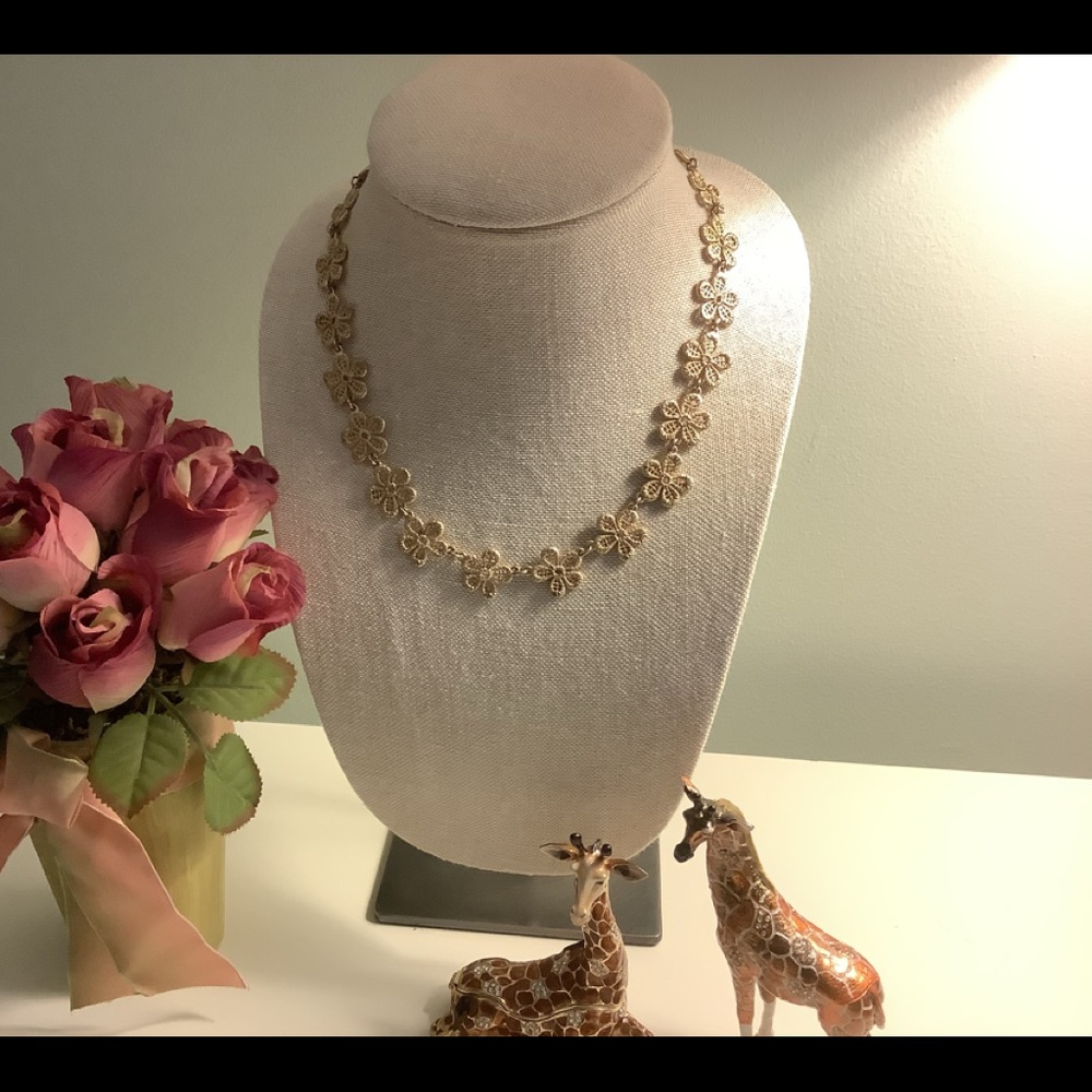 Gold tone flower necklace